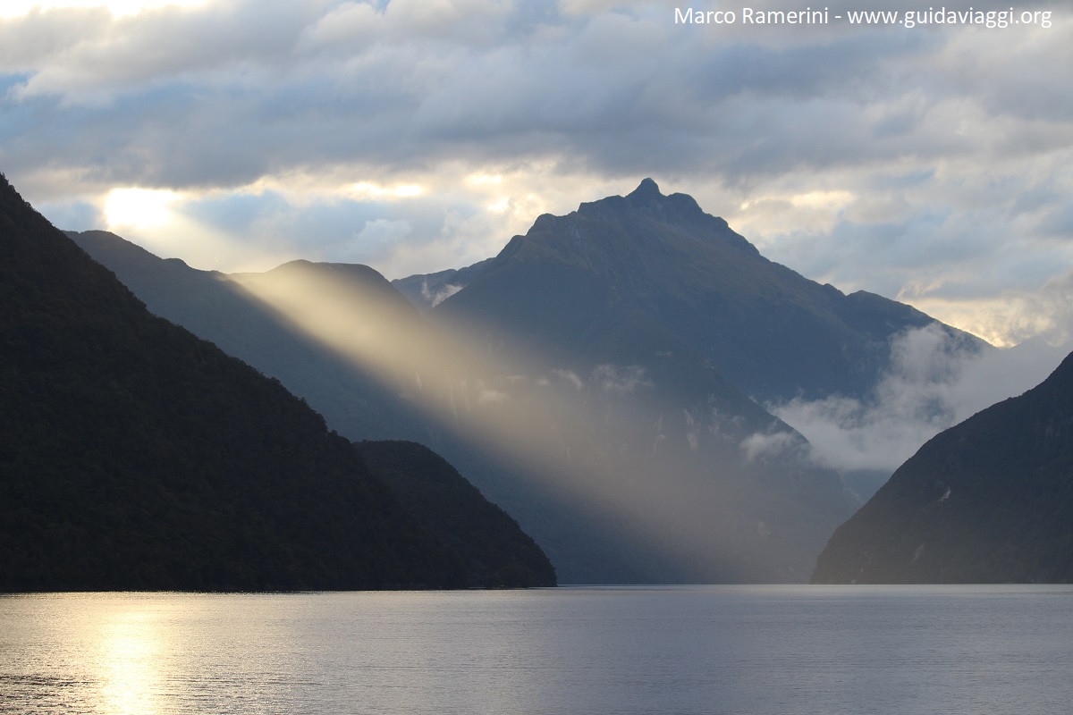 Alba sul Doubtful Sound, Nuova Zelanda. Autore e Copyright Marco Ramerini