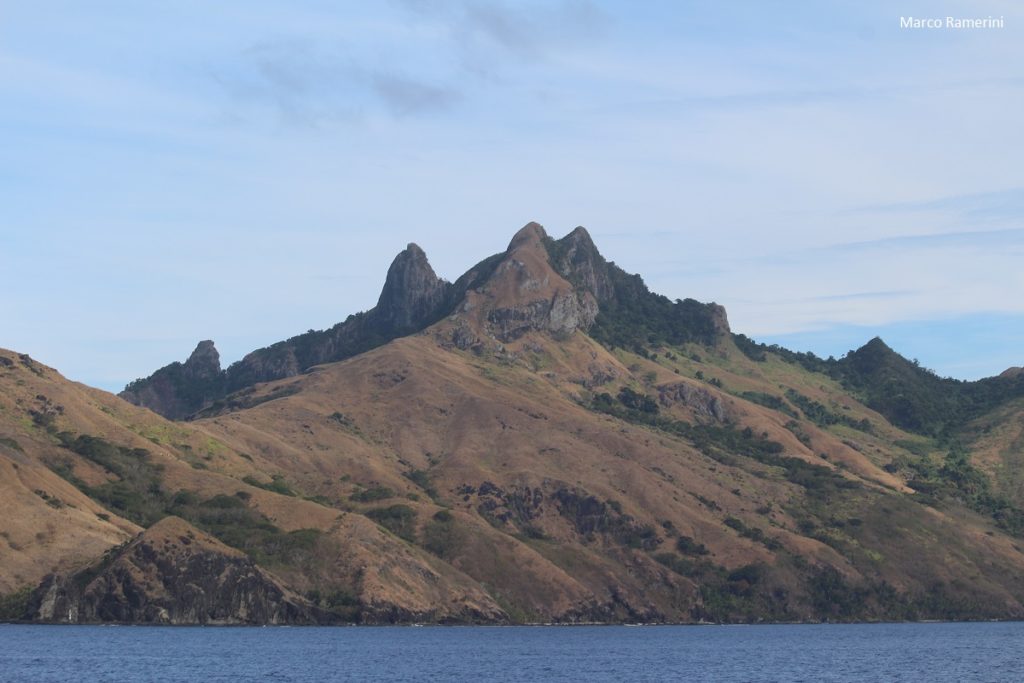 Le spettacolari montagne dell'isola di Waya, Isole Yasawa, Figi. Autore e Copyright Marco Ramerini
