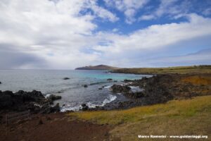 La costa settentrionale dell'isola vista da Ovahe, Isola di Pasqua, Cile. Autore e Copyright Marco Ramerini,.