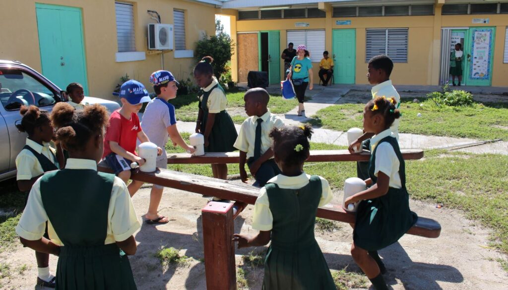 Le altalene, Glintons Primary School, Bahamas. Autore e Copyright Marco Ramerini.