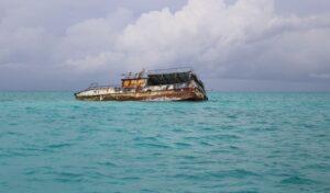 Relitto di una nave incagliata nei banchi corallini tra le Exumas e Long Island, Bahamas. Autore e Copyright Marco Ramerini