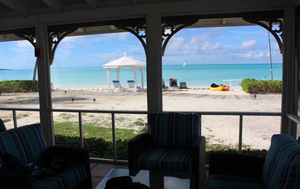 Veduta dal soggiorno di un Two-Bedroom Beachfront Bungalow, Cape Santa Maria Beach Resort, Long Island, Bahamas. Autore e Copyright Marco Ramerini.