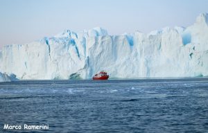 Barca tra i ghiacci, Groenlandia. Autore e Copyright Marco Ramerini