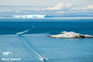 Barche nell'Artico, Groenlandia. Autore e Copyright Marco Ramerini