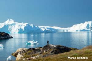 Esploratore che ammira il paesaggio artico, Disko Bay, Groenlandia. Autore e Copyright Marco Ramerini