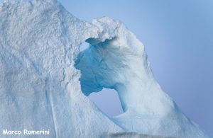Fori in un iceberg, Groenlandia. Autore e Copyright Marco Ramerini