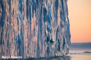 Giochi di luce nel ghiaccio con il sole di mezzanotte, Disko Bay, Groenlandia. Autore e Copyright Marco Ramerini
