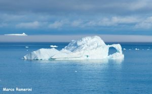 Iceberg con arco di ghiaccio, Ilulissat, Groenlandia. Autore e Copyright Marco Ramerini