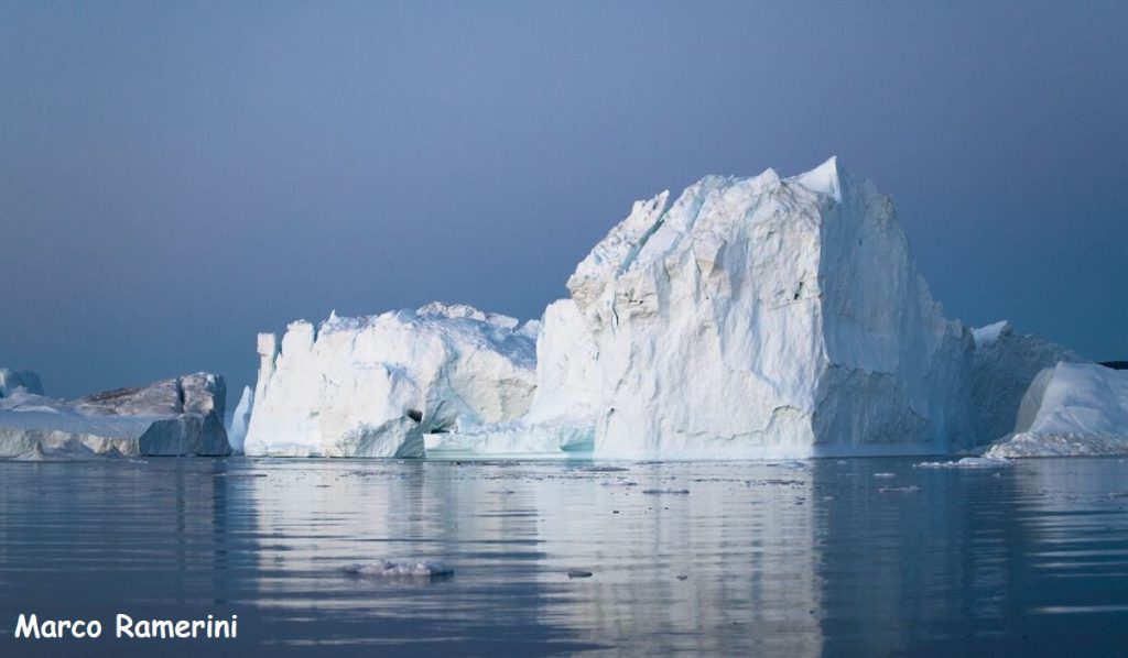 Icebergs, Disko Bay, Groenlandia. Autore e Copyright Marco Ramerini