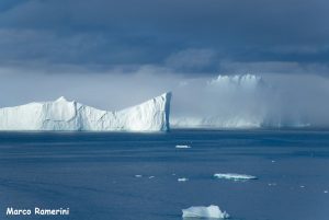 Icebergs spuntano tra la nebbia, Groenlandia. Autore e Copyright Marco Ramerini