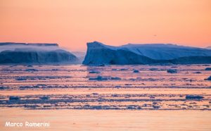 Luci del sole di mezzanotte, Disko Bay, Groenlandia. Autore e Copyright Marco Ramerini