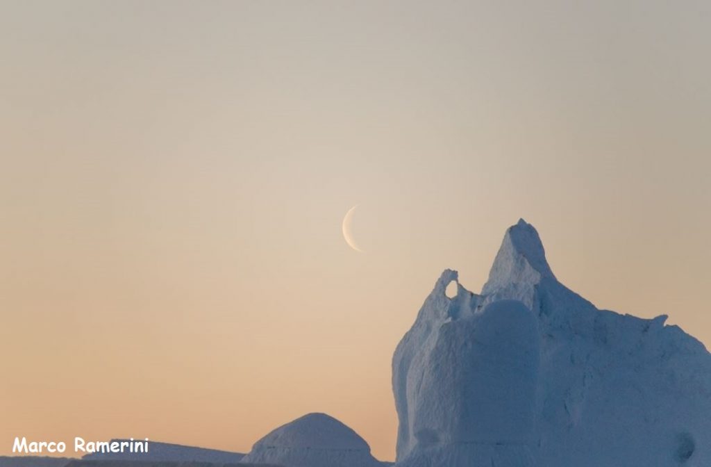 Luna con gli icebergs, Groenlandia. Autore e Copyright Marco Ramerini