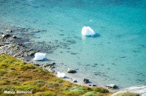 Spiaggia ghiacciata, Fiordo di Disko, Groenlandia. Autore e Copyright Marco Ramerini
