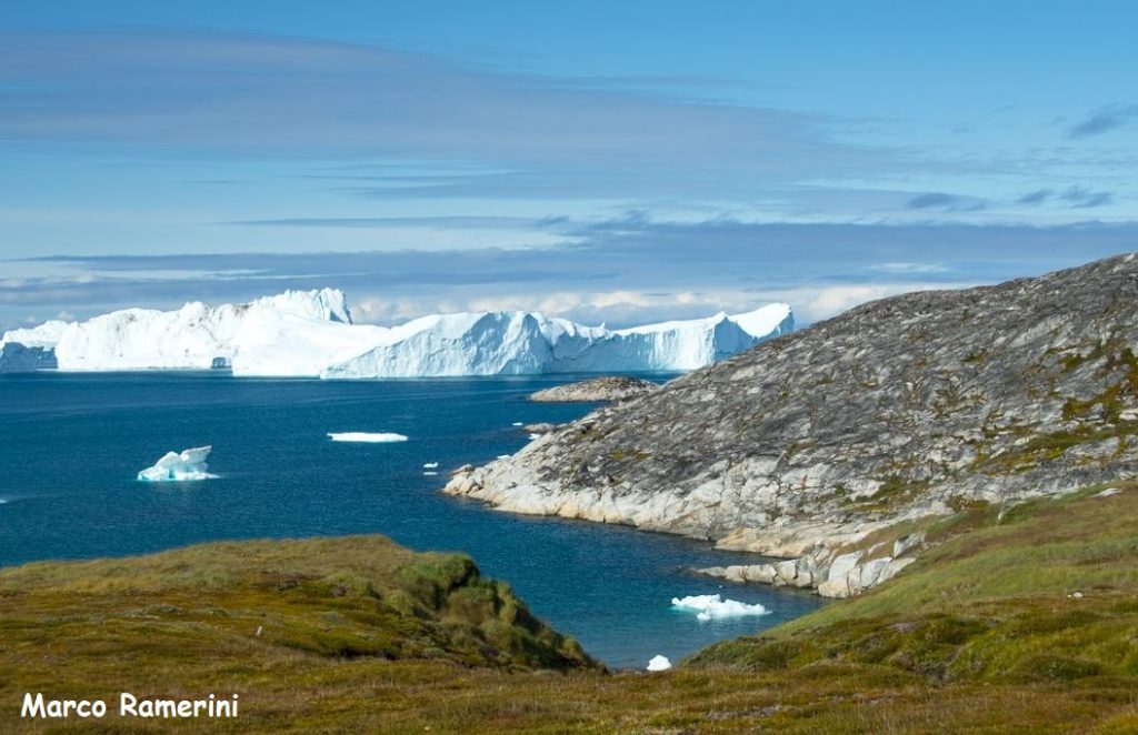 Terra e ghiaccio nella Disko Bay, Groenlandia. Autore e Copyright Marco Ramerini
