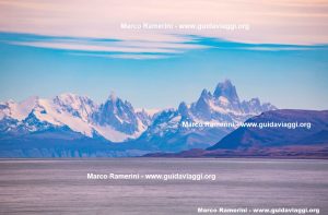 Il Cerro Torre e il Monte Fotz Roy visti dal Lago Viedma vicino a La Leona, Argentina. Autore e Copyright Marco Ramerini