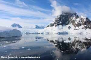 La baia con il ghiacciaio, Lemaire Channel, Antartide. Autore e Copyright Marco Ramerini