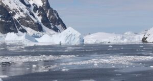 La parte sud del canale è spesso bloccata da grandi icebergs, Lemaire Channel, Antartide. Autore e Copyright Marco Ramerini