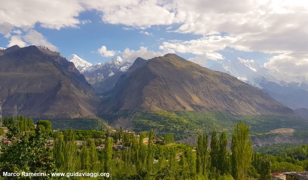 La valle dello Hunza con il Rakaposhi, l'Haramosh e il Diran Peak. Pakistan. Autore e Copyright Marco Ramerini