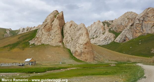 Montagne nei pressi del caravanserraglio di Tash Rabat, Kirghizistan. Autore e Copyright Marco Ramerini
