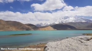 Il monte Muztagh Ata e il lago Karakul, Xinjiang, Cina. Autore e Copyright Marco Ramerini
