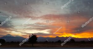 Meravigliosa alba sui vulcani della cordigliera andina nel nord del Cile (a sinistra il cono perfetto del vulcano Licancabur), Deserto di Atacama, Cile. Autore e Copyright Marco Ramerini